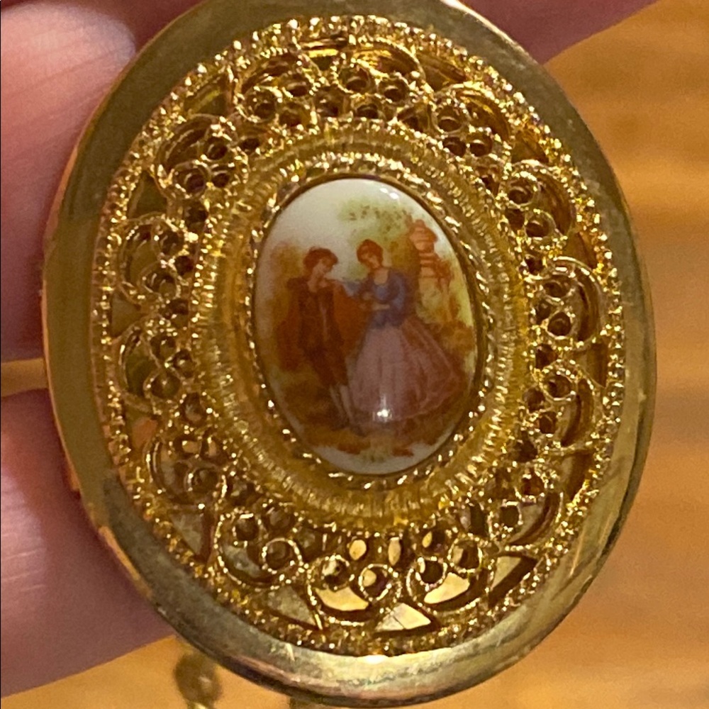 Vintage Victorian Gold Tone Locket Necklace with Romantic Scene - Picture 2 of 9